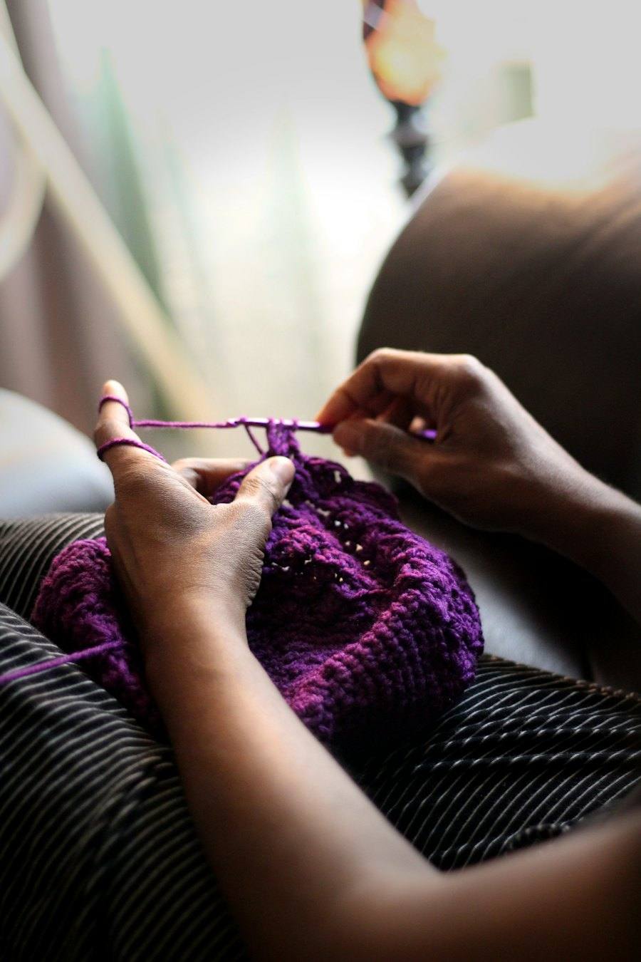 Manos tejiendo a crochet